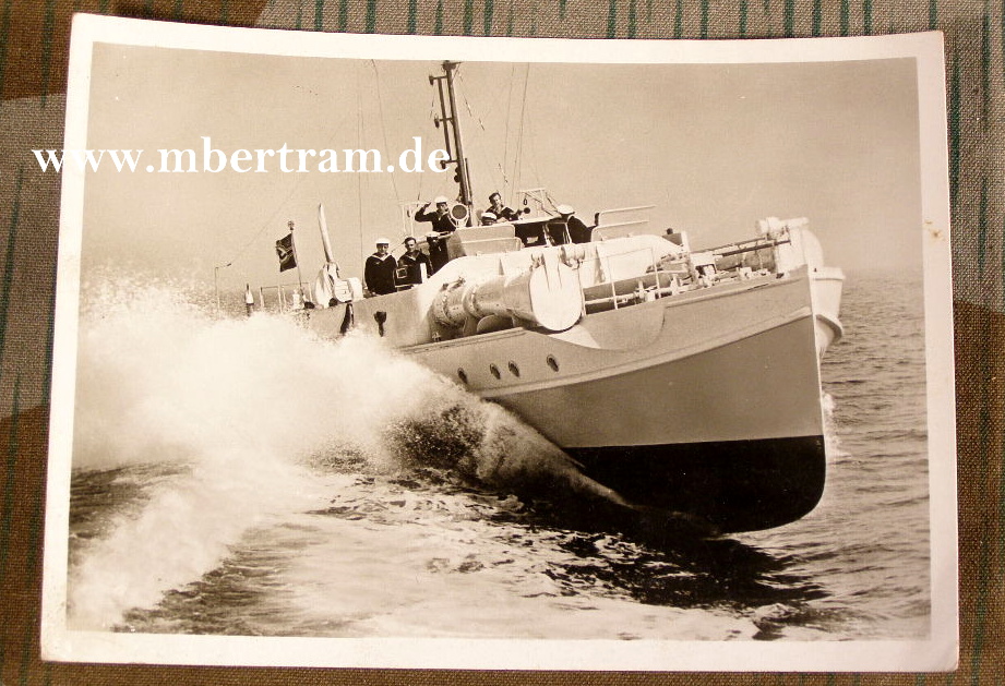 Deutsches Schnellboot in voller Fahrt" Gelaufen, 1941