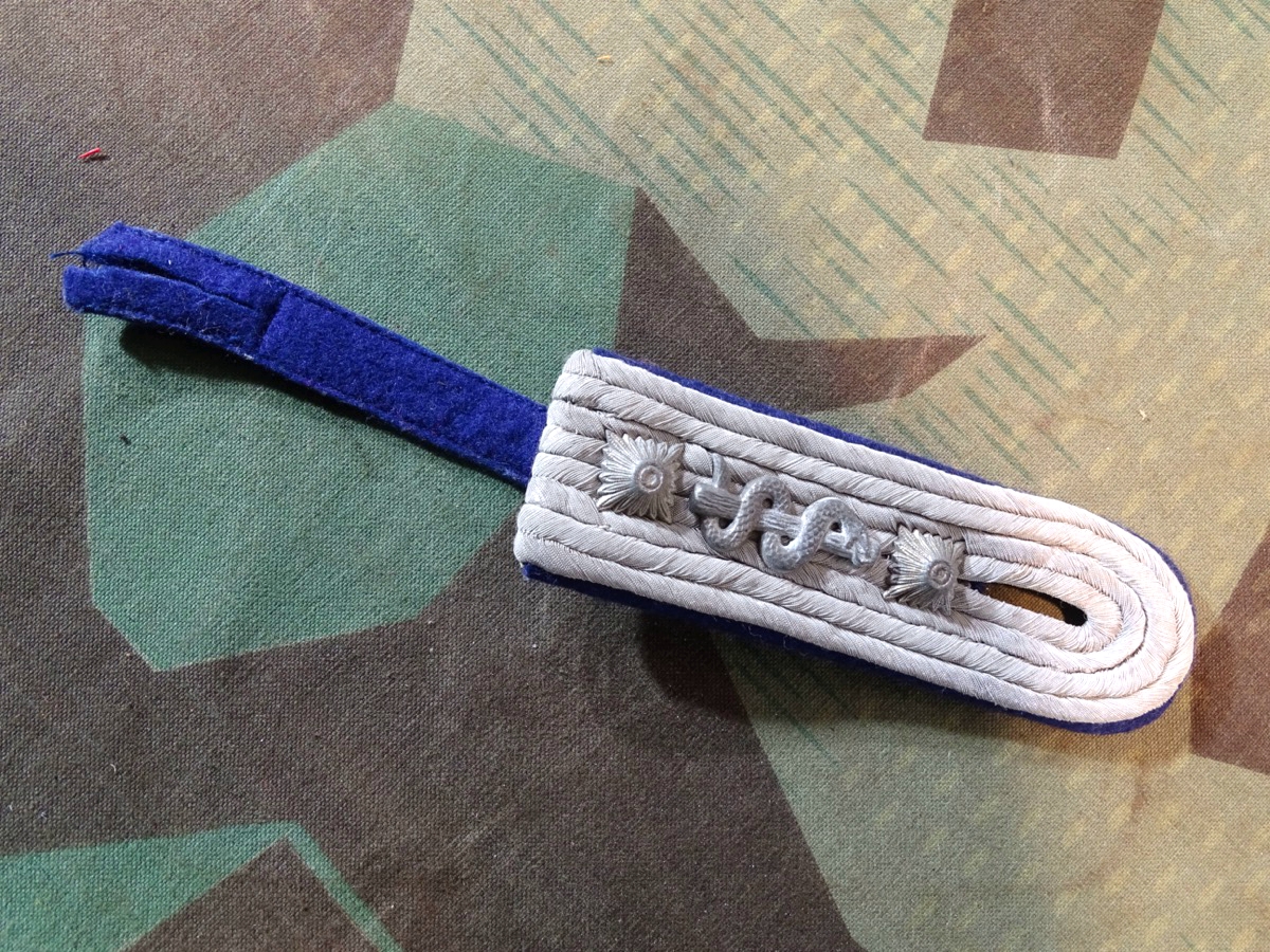 Schulterklappe Wehrmacht Sanitätspersonal Stabsarzt, getragenes Original, zum aufschlaufen