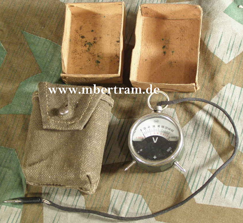 Wehrmacht, feldgrauer Spannungsmesser, Karton, Hülle.