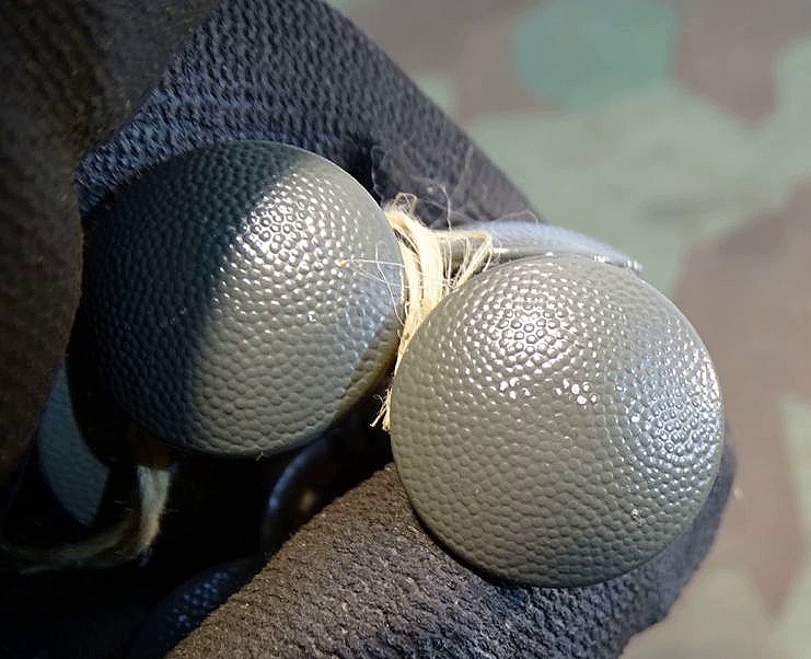 17 Uniformknöpfe Wehrmacht, feldgrau, getragen, hohl, gekörnt, 20 mm, Gebr. W.C.Extra Fein. 
