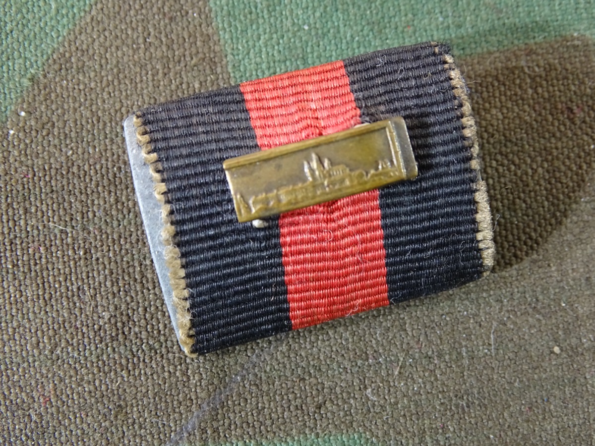 Einzel-Bandspange - Medaille zur Erinnerung an den 1.Oktober 1938 mit Auflage "Prager Burg": an Nadel.