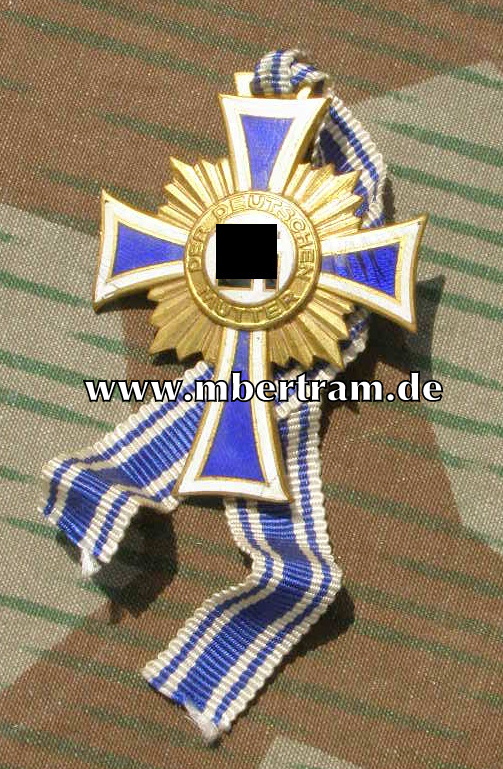 Mutterkreuz in gold, m. Band, Emaillschaden.