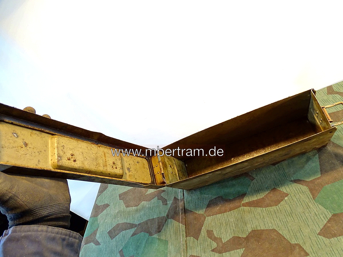 MG 34/42 Patronenkasten 41,  Hst.: "bzl, WaA C 23 "  gestempelt. Fa. Siemens Wien