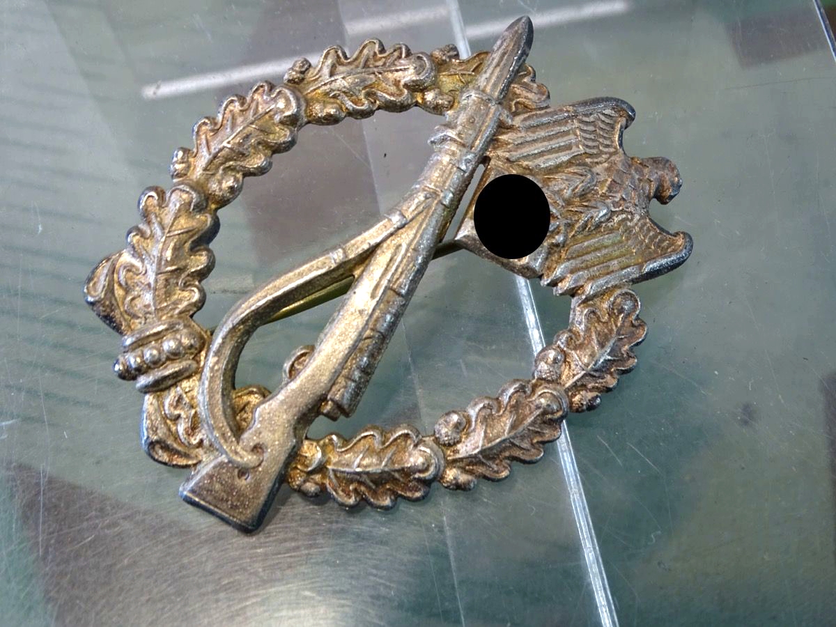 Infanterie Sturm Abzeichen in silber, Feinzink versilbert, viel Versilberung erhalten. 