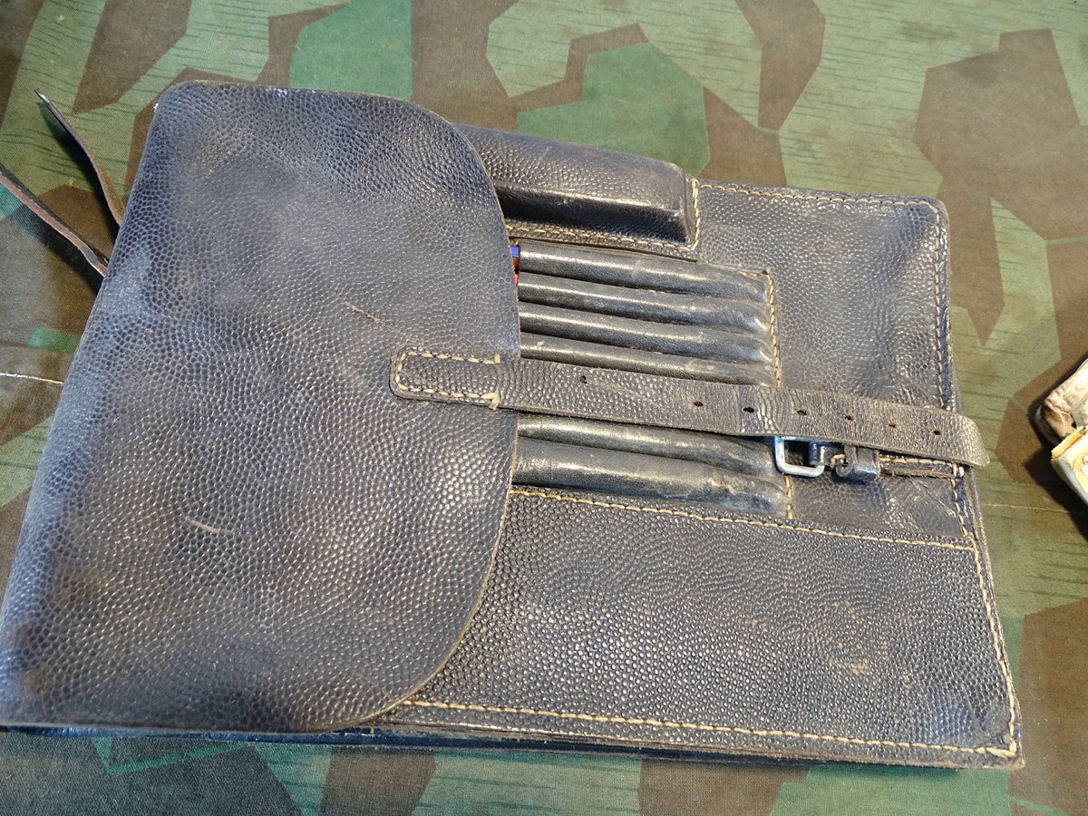 Wehrmacht, schwarze Kartentasche um 1942/43 mit RB Nummer und altem Inhalt. Wehrmacht, schwarze Kartentasche um 1942/43 mit RB Nummer und altem Inhalt.