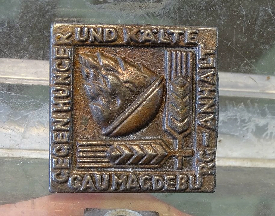 WHW - Gau 14 : Magdeburg-Anhalt - 1. WHW 1933/34 " Gegen Hunger und Kälte " Nadel alt repariert