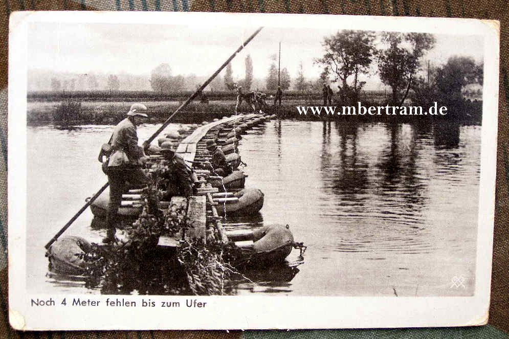 Noch 4 Meter fehlen b.z. Ufer, Pionier Schlauchbootbrücke