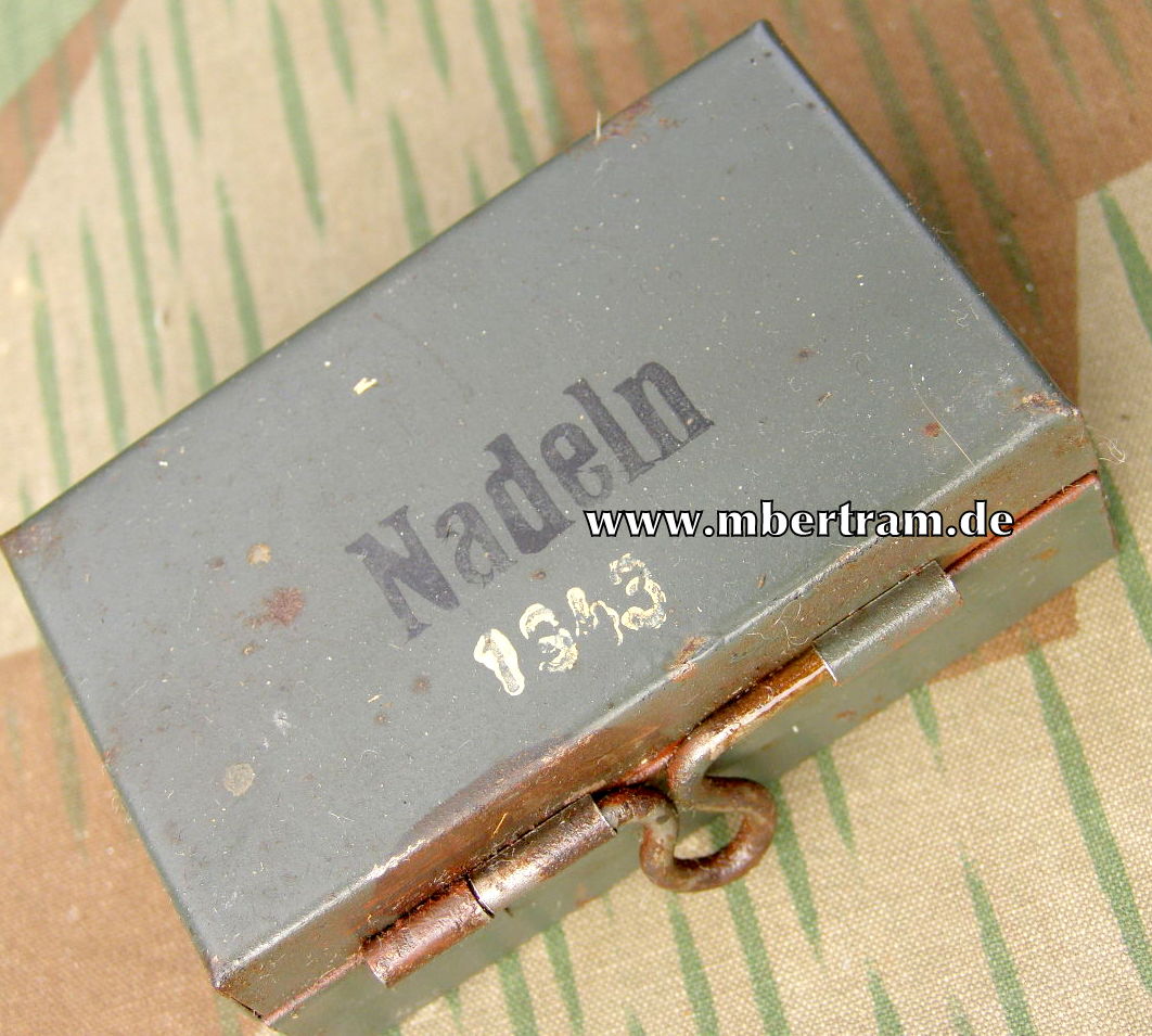 Verbandskasten Inhalt, feldgraues "Nadeln" Döschen, 1943.