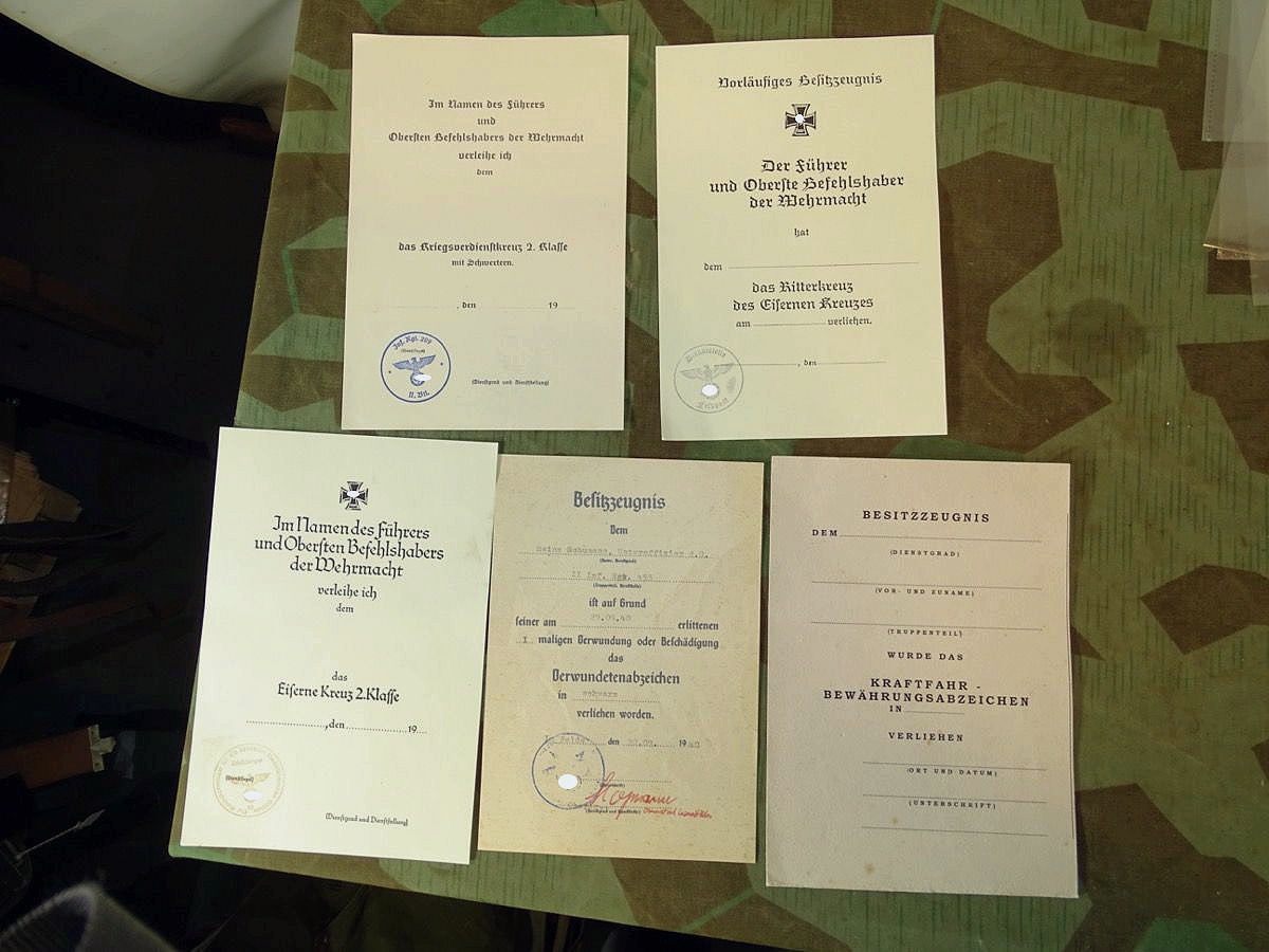 Replik: 5 Blanko Urkunden m. Stempeln, Ritterkreuz, EK 2, KvK 2, Kraftf. Bewähr. Abz., Verw. Abz. , Inf Rgt. 209, besetzte NL