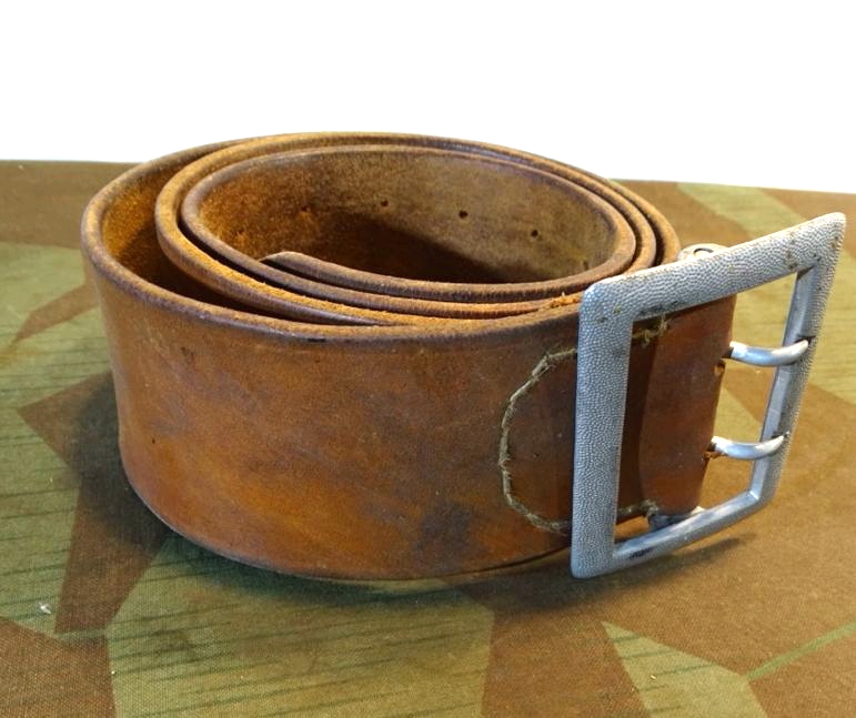 Luftwaffe / Kriegsmarine: Offiziers Zweidorn Koppel, braunes Leder, olc, 113 cm