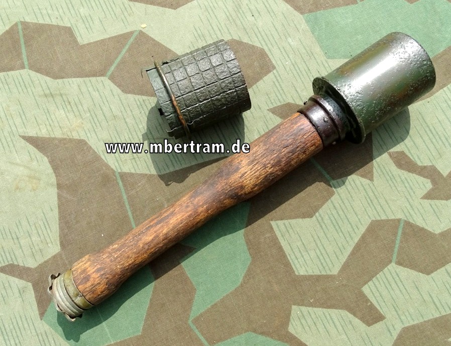 Wehrmachts Deko Stiel Handgranate 24 mit original Splitterring und Schrift 1939