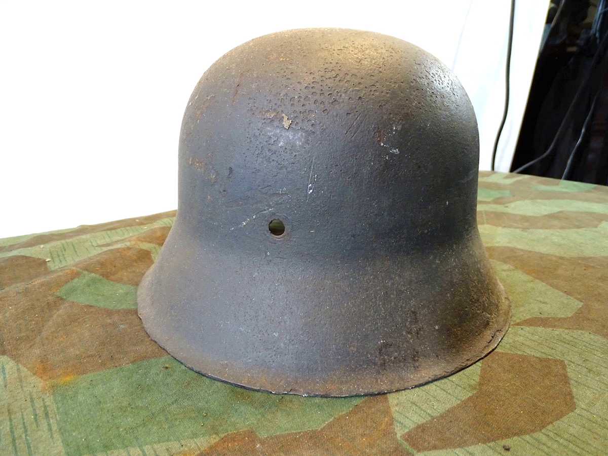 Stahlhelm Wehrmacht M 42 , Umriss Wappen zu erkennen