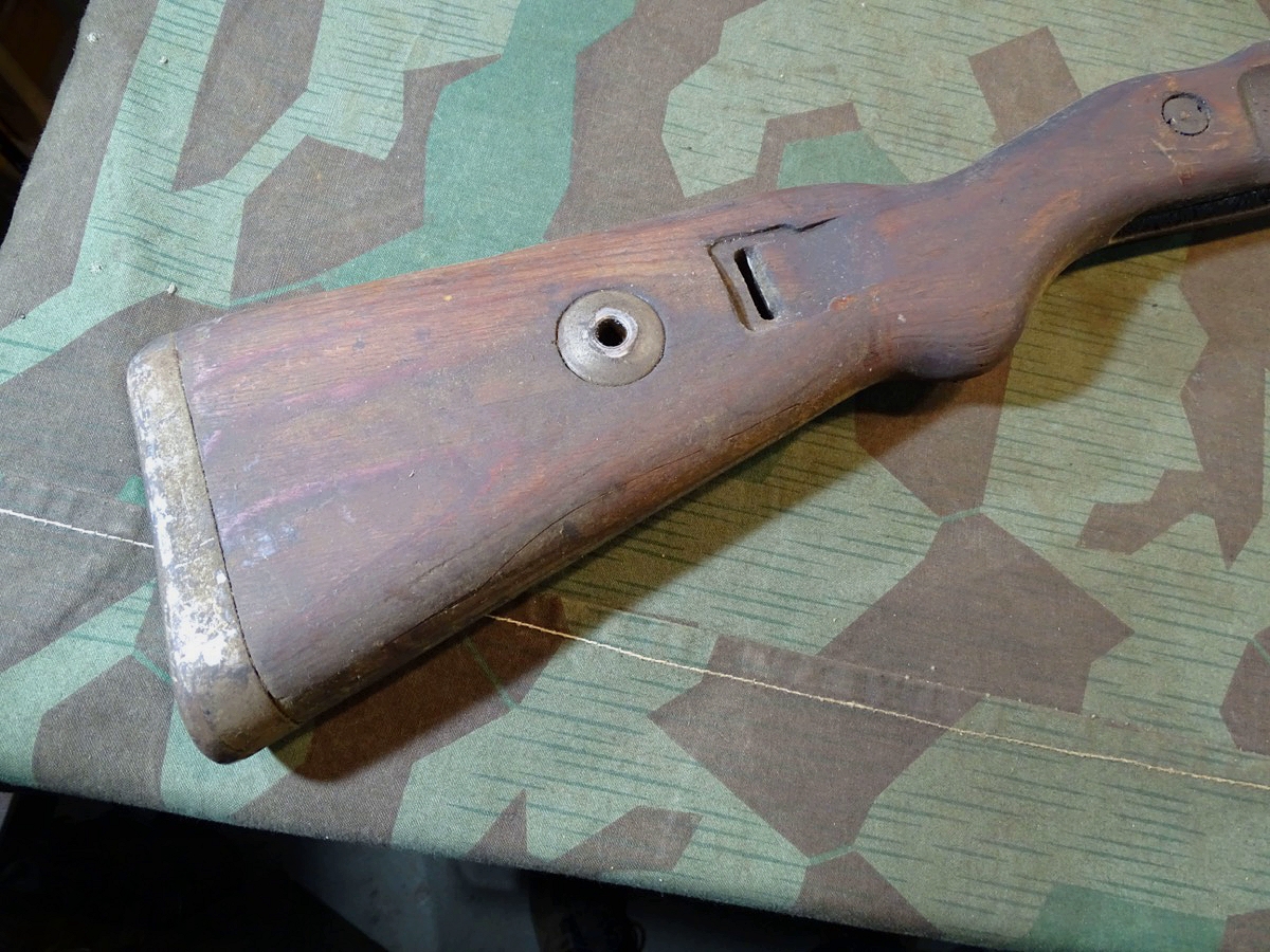 21006-2 Späte K 98 Schäftung, Wehrmacht, Kriegsfertigung Schichtholz mit Beschlägen u.Oberholz