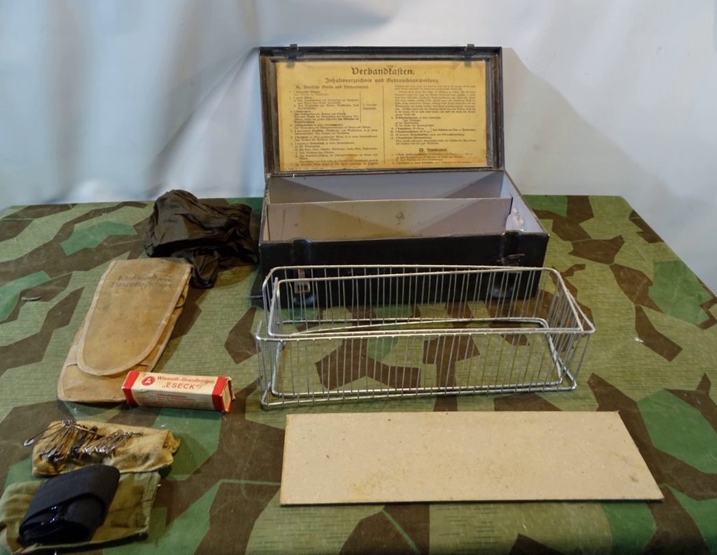 KFZ Verbandkasten Wehrmacht, Blech,  feldgrau, 1942, mit Inhaltsangabe und Teilen der Befüllung