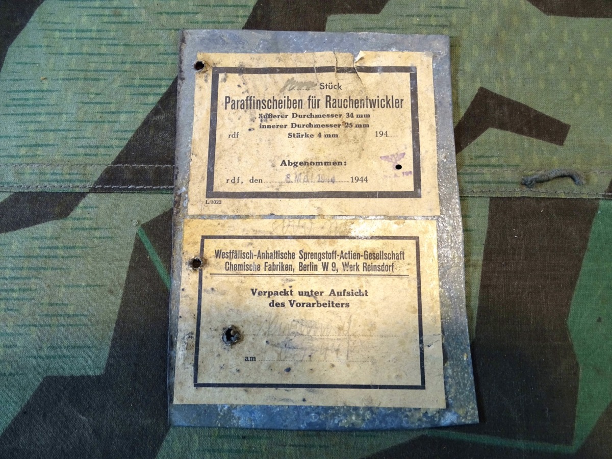 2 Wehrmachts Kisten Etiketten auf Zinkblech: 8000 Paraffinscheiben für Rauchentwickler, 1944, WaA