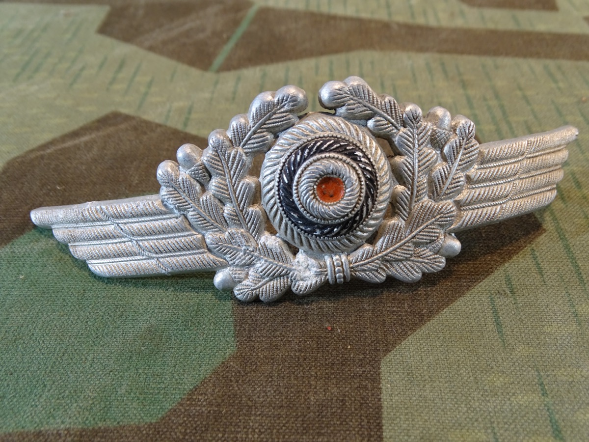 Schwinge mit Eichenlaub und Kokarde für Luftwaffen Schirmmütze, Alu, 2  Splinte einseitig