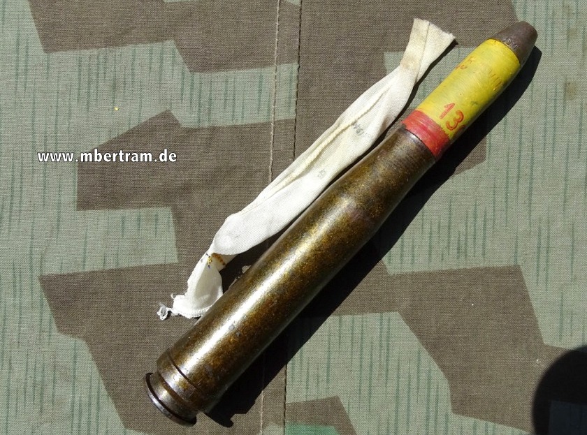 Deko-Patrone 2 cm Flak 38, lackierte Stahlhülse, Eisenzünder, Ladungssäckchen