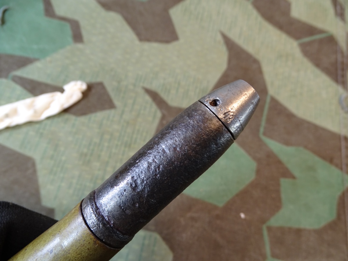 Deko-Patrone 2 cm Flak 38, lackierte Stahlhülse, Eisenzünder, Ladungssäckchen