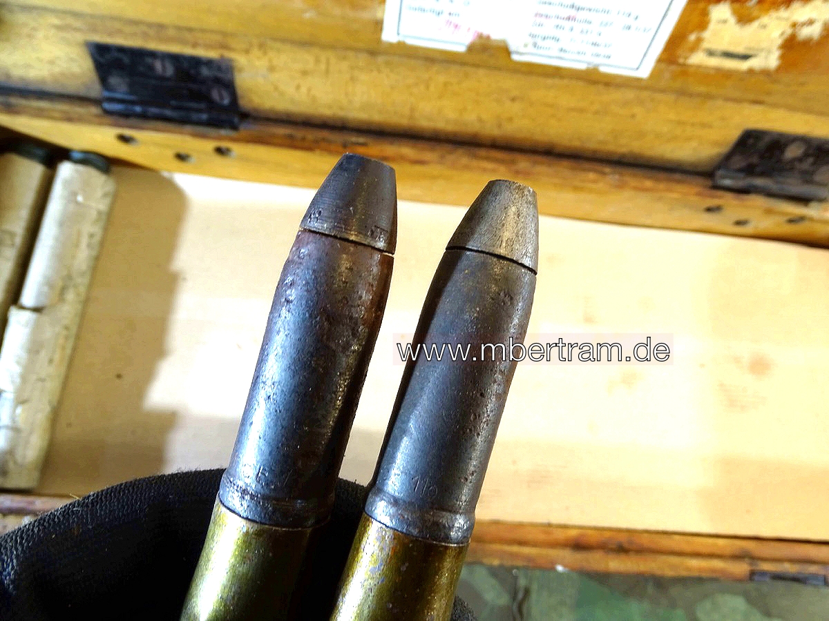 20768-5 Frühe Holz Munitionskiste für 100 Stück 2 cm Spr. Gr. Patr. Flakmunition, mit Inhalt