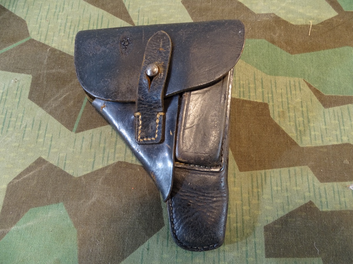 Wehrmacht, schwarze Einheits Pistolentasche für eine 7,65er Pistole, Hst. jhg 44