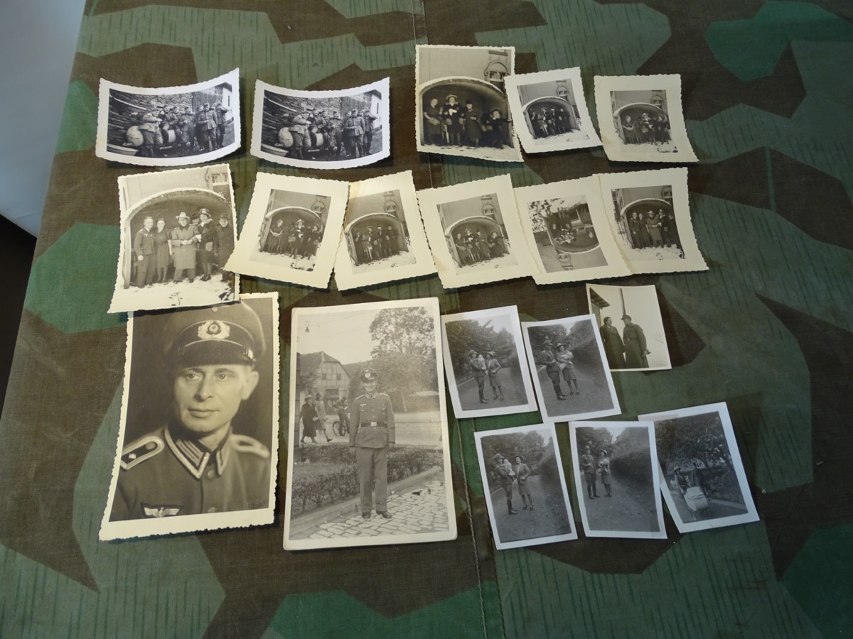 19 Fotos mit 2 Postkarten Portraits eines Feldwebels der Wehrmacht. 