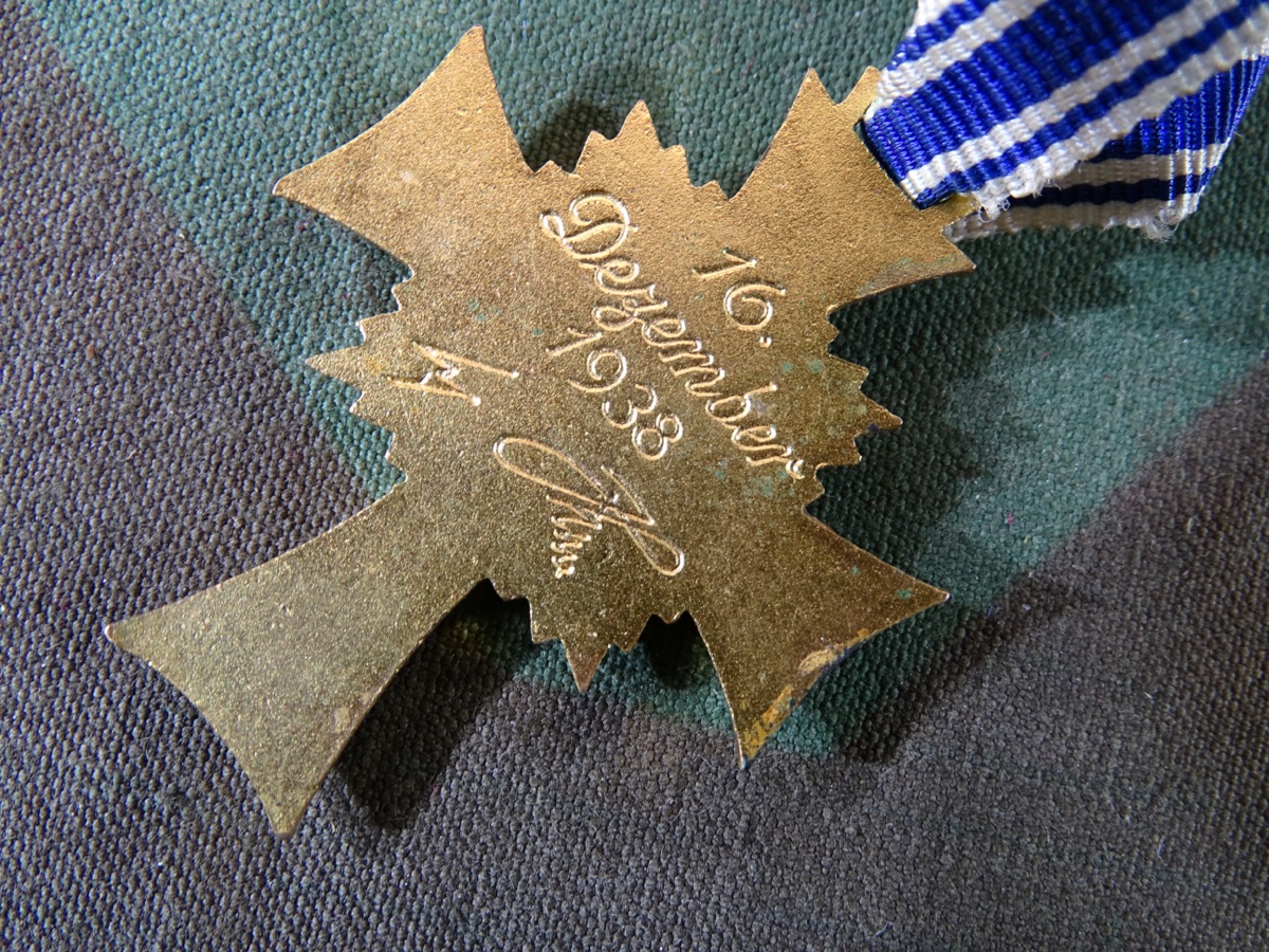 Ehrenkreuz der deutschen Mutter in Gold mit langem Bandabschnitt