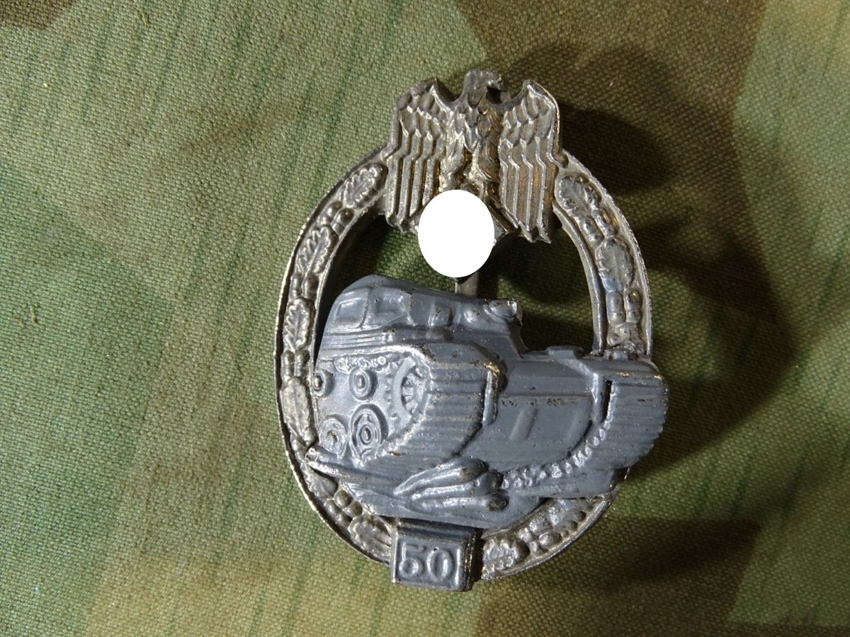 Replik: Panzerkampfabzeichen mit Einsatzzahl 50,  breite Nadel, Panzerrrohr abgebrochen