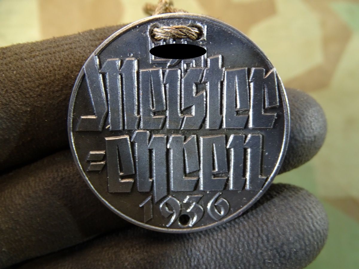 Medaille des DSC / Dresdener Sport Club "Meister Ehren 1936"  mit HK, Feinzink mit 3 Lochbohrungen zum Umhängen. 