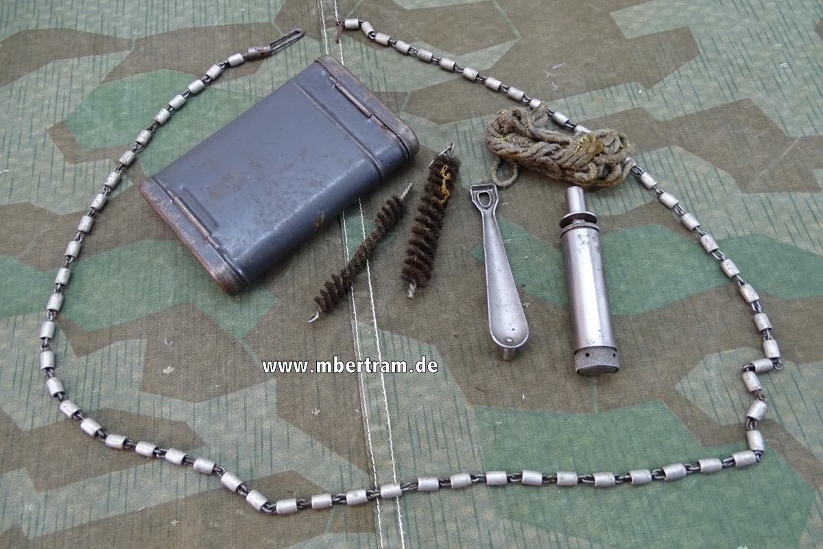 Luftwaffe RG 34 Reinigungsgerä, Hst.: Fa. Mundlos 1940, kpl. befüllt