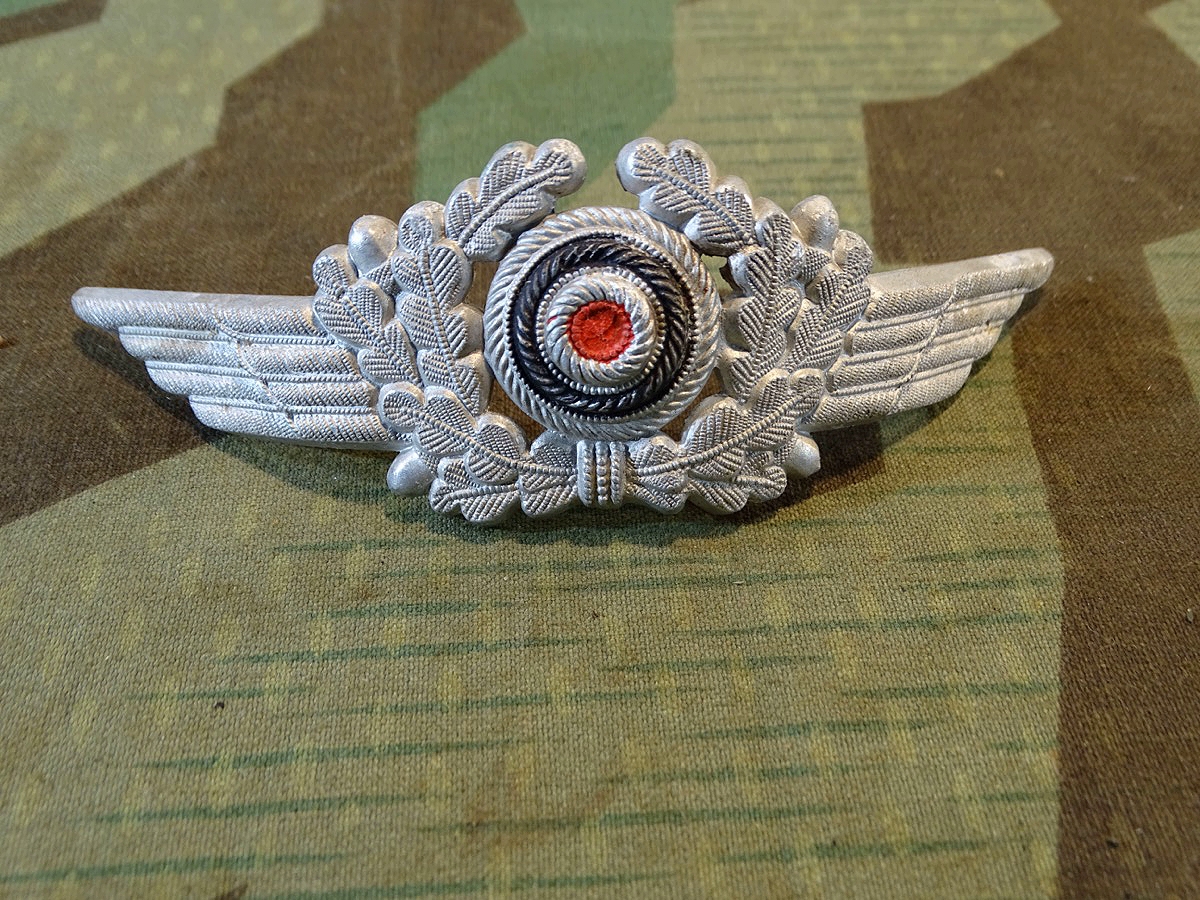 Schwinge mit Eichenlaub und Kokarde für Luftwaffen Schirmmütze, Alu