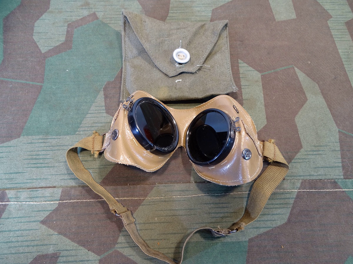 Südfront um 1944/45, sandgelbe Wehrmacht Staubbrille, / Kradfahrerbrille. Getönte Gläser. Zustand 1,