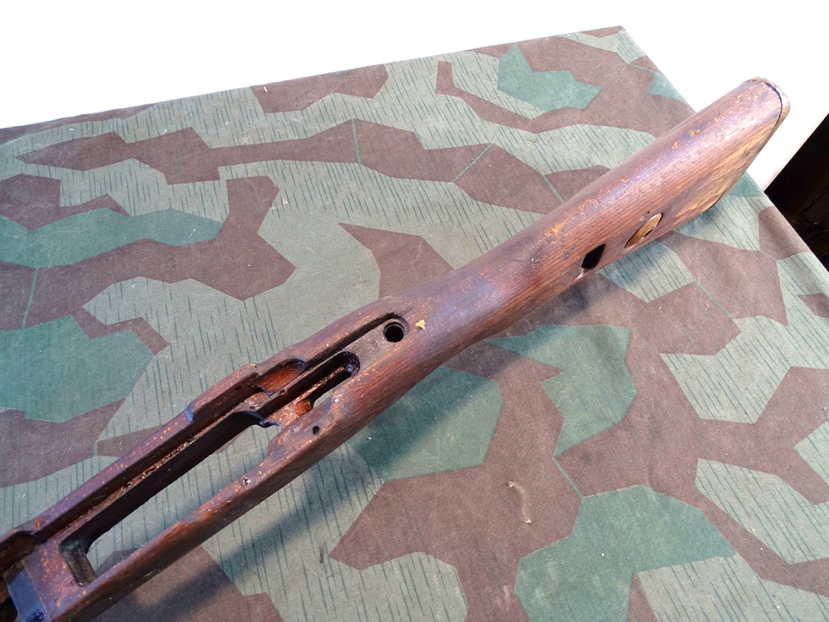 20877-6 Späte K 98 Schäftung, Wehrmacht, Kriegsfertigung Schichtholz mit Beschlägen u.Oberholz