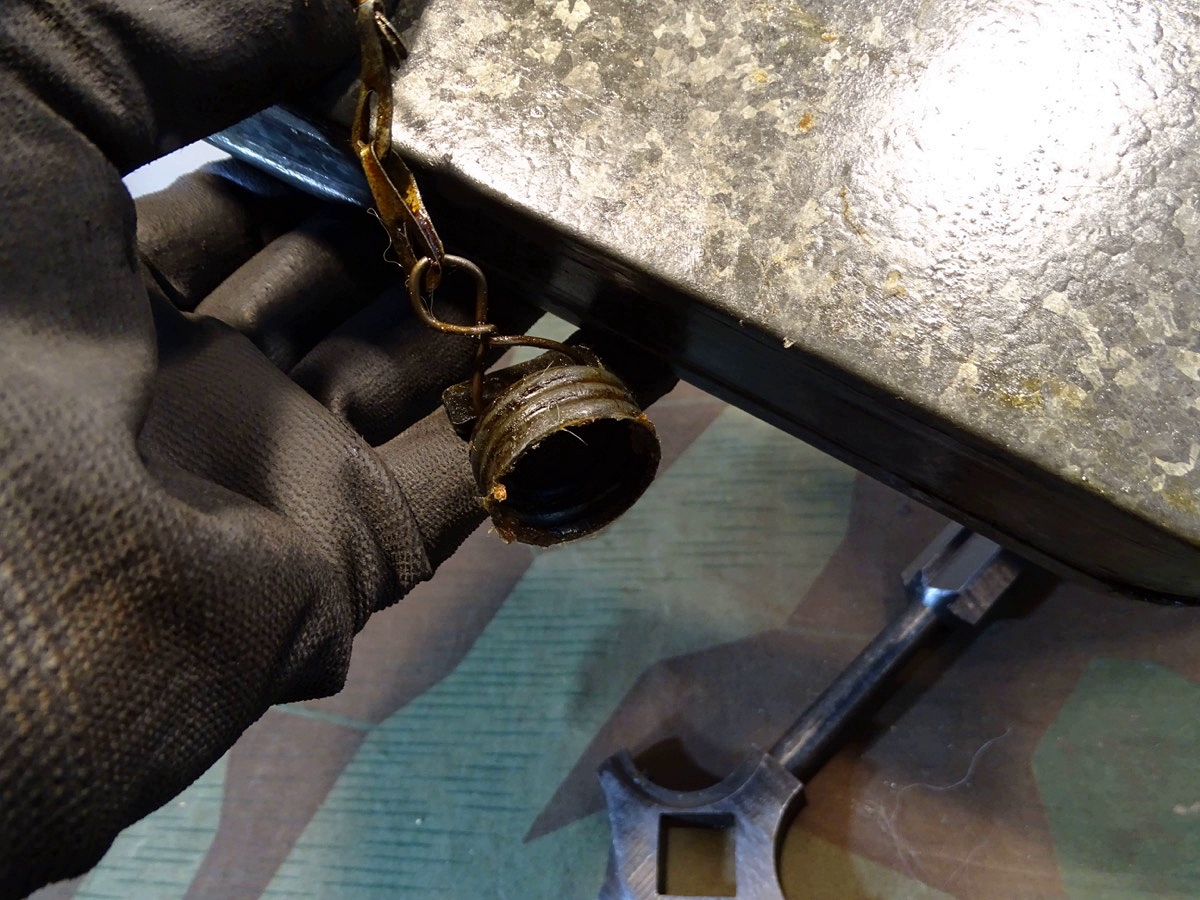 Waffenmeister Gurtkasten für das MG Maxim M 1910 mit umfangreichem Inhalt Waffenmeister Gurtkasten für das MG Maxim M 1910 mit umfangreichem Inhalt