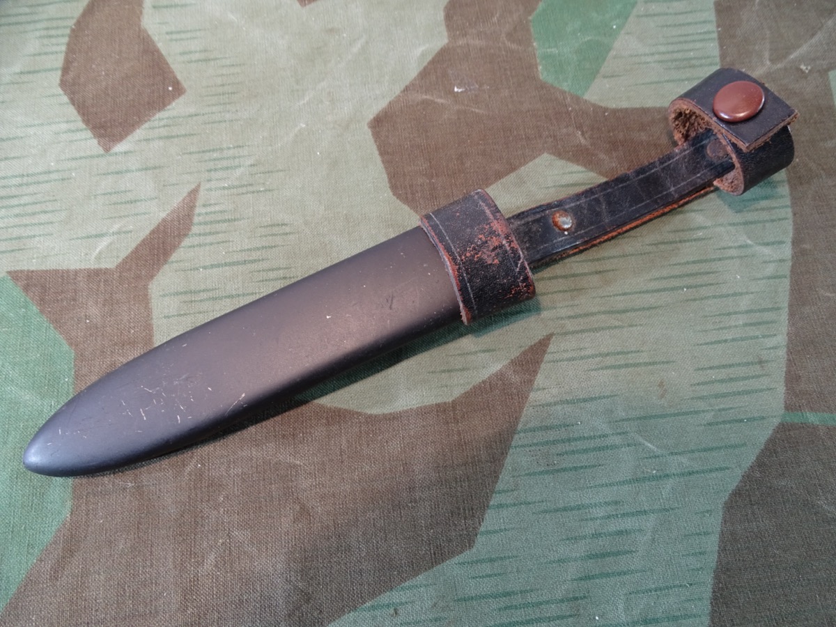 Scheide für HJ Messer / Fahrtenmesser / Kampfmesser, brauner Stocko Druckknopf, Nachkriegsfertigung. 