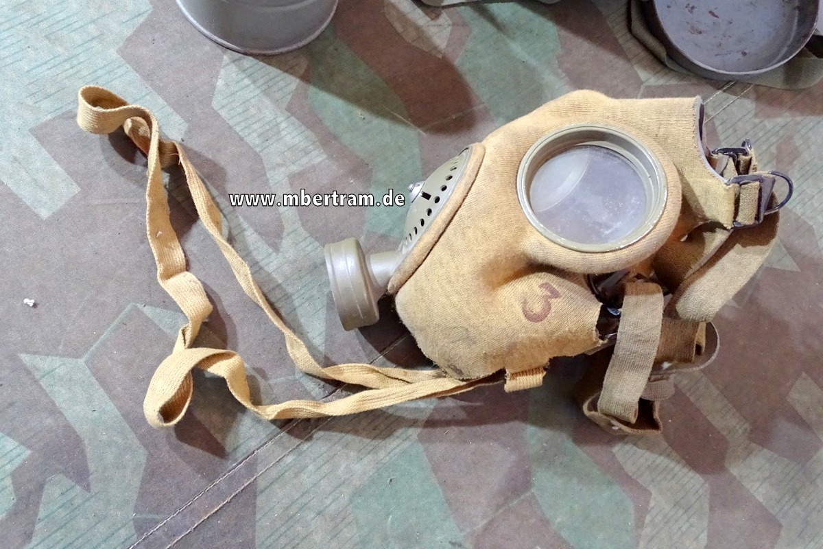 20186-2 Luftschutz: Tschechische Beutemaske in Dose, unbenutzter Filter mit WaA