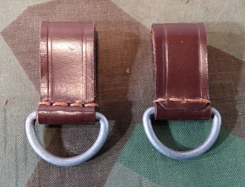 2 schön erhaltene Koppelschlaufen für Dolch / Säbel Unterschnall Gürtel 3 Reich, Wehrmacht u. Parteiorganisationen  2 schön erhaltene Koppelschlaufen für Dolch / Säbel Unterschnall Gürtel 3 Reich, Wehrmacht u. Parteiorganisationen