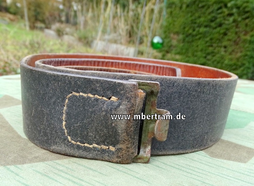 Koppelriemen Wehrmacht, Codestempel und Jahr: " gfg 1942", schwarzes Leder. 
