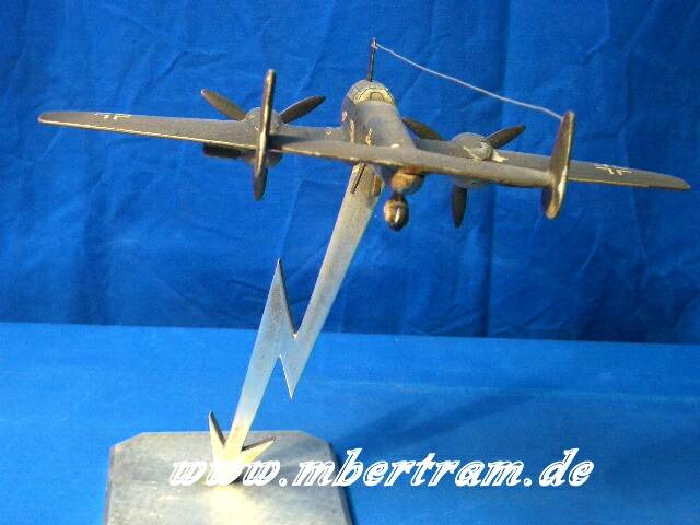 Kriegsmodell: Messerschmidt 110 aus Holz und Metall, 30 cm