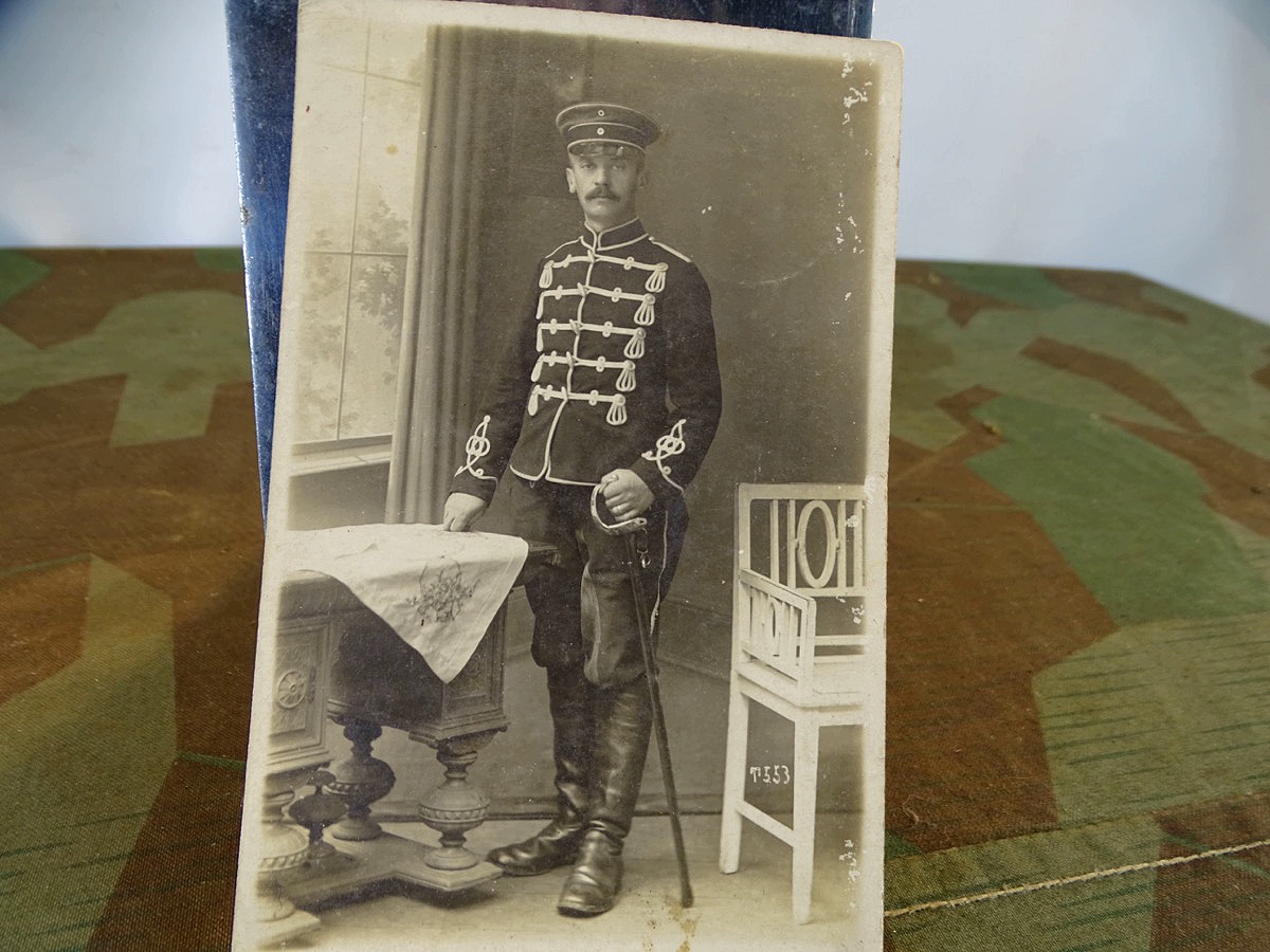 Postkarten Foto / Studioporträt Aufnahme:  Husar, Mütze, Degen