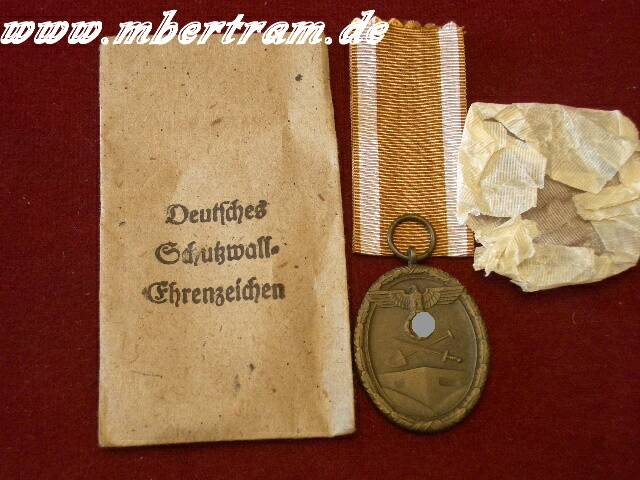 Deutsches Schutzwall Ehrenzeichen mit Band und Tüte