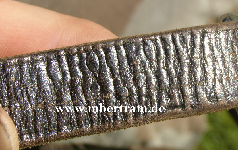 Schulterriemen HJ/DJ , braunes Leder, mit Gürtelschlaufen.