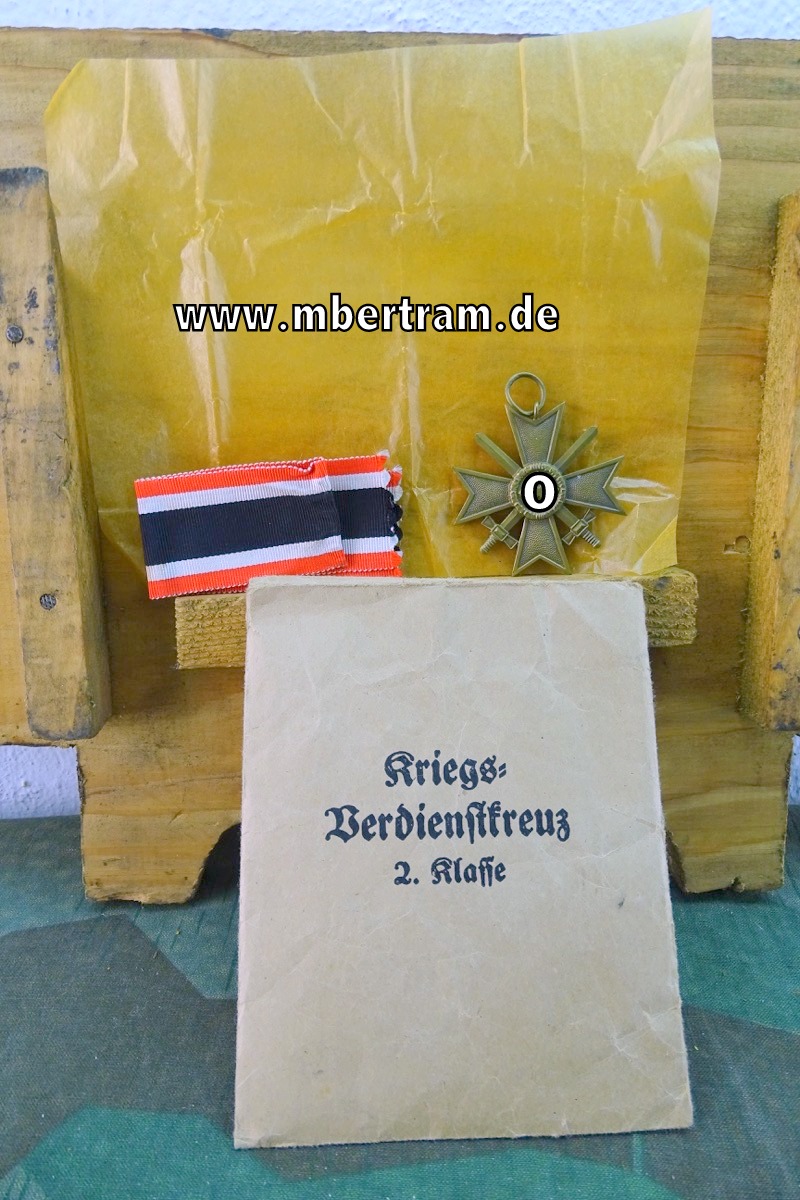 Kriegsverdienstkreuz 1939 2. Klasse mit Schwertern in der Verleihungstüte, Hst: 104