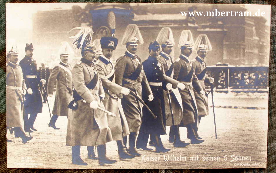 Kaiser Wilhelm mit seinen 6 Söhnen, alle in Parade Uniform