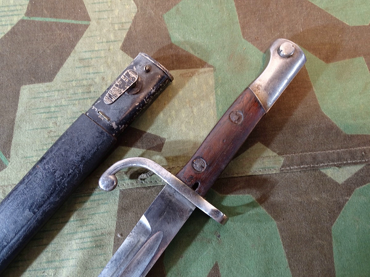 Brasilien Mauser Bajonett M 1908, Lederscheide mit Eisenbeschlägen. 