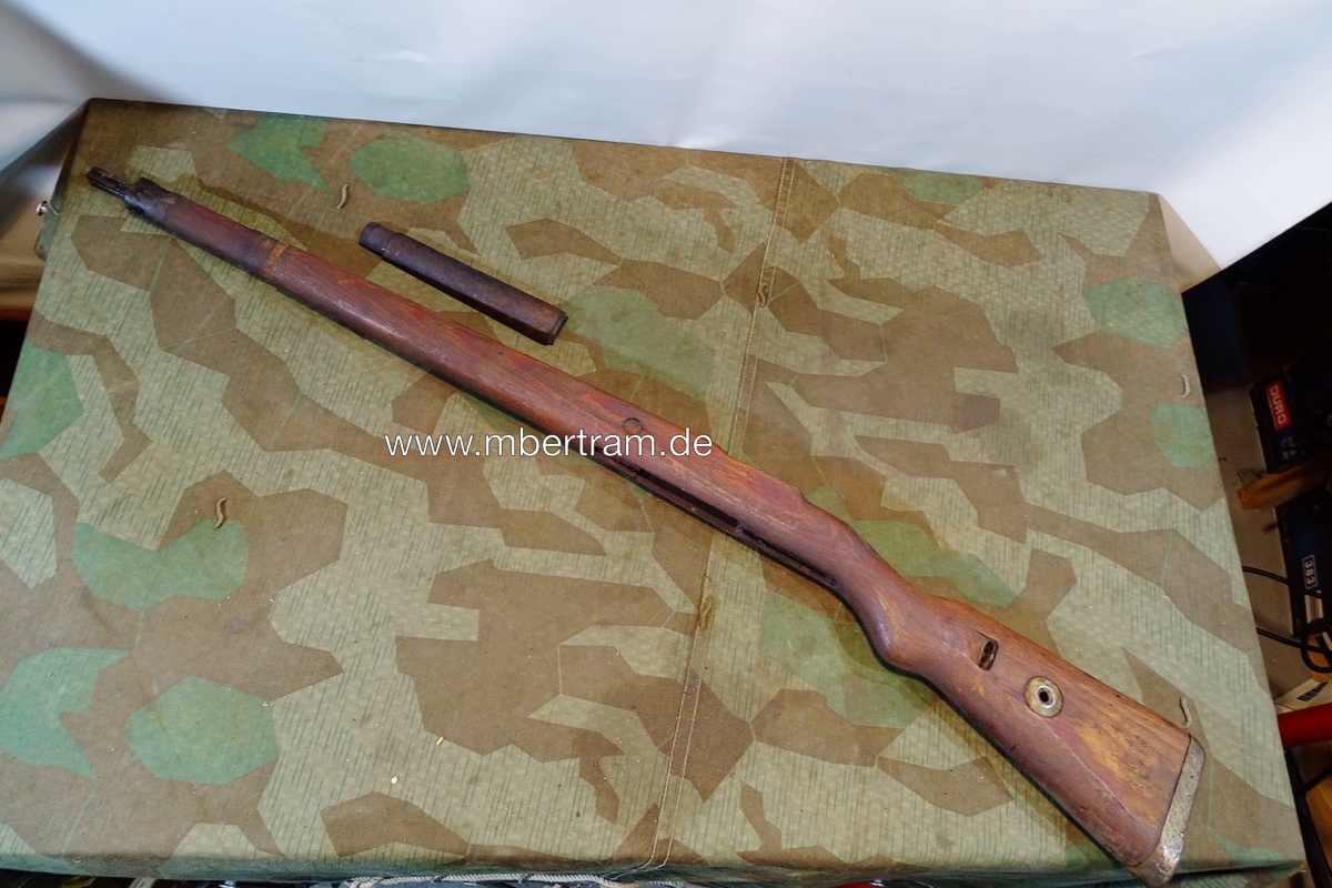 Wehrmacht K 98 Schäftung mit Oberholz u. Bajonetthalter.