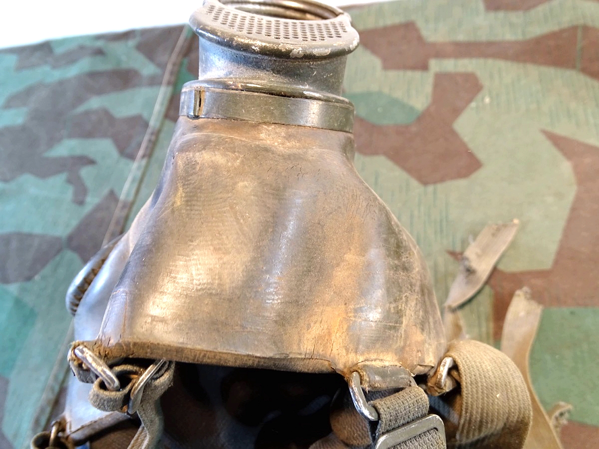20867-10 Gasmaske Wehrmacht, recht trocken, leichte Risse mit Filter FE 41