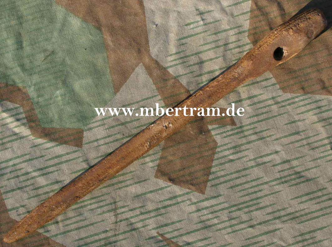 Bakelit Zelthering Wehrmacht, stark abgenutzt.