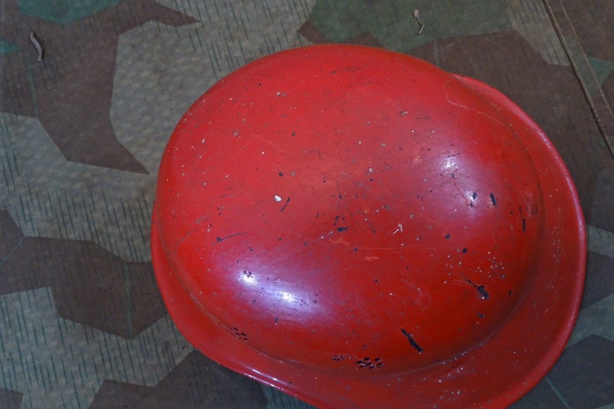 Einteiliger Luftschutz Helm, Gladiator  Form, rot überstrichen