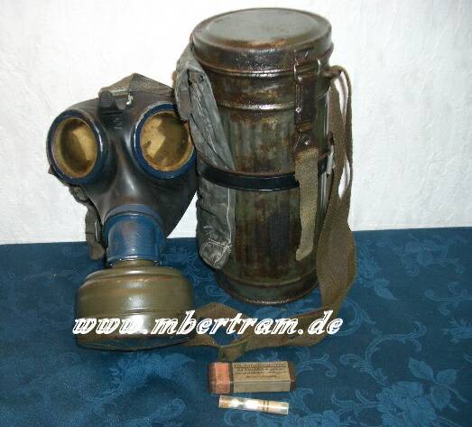 WH Gasmaske, Vollgummi, hohe Blechdose v. 1942