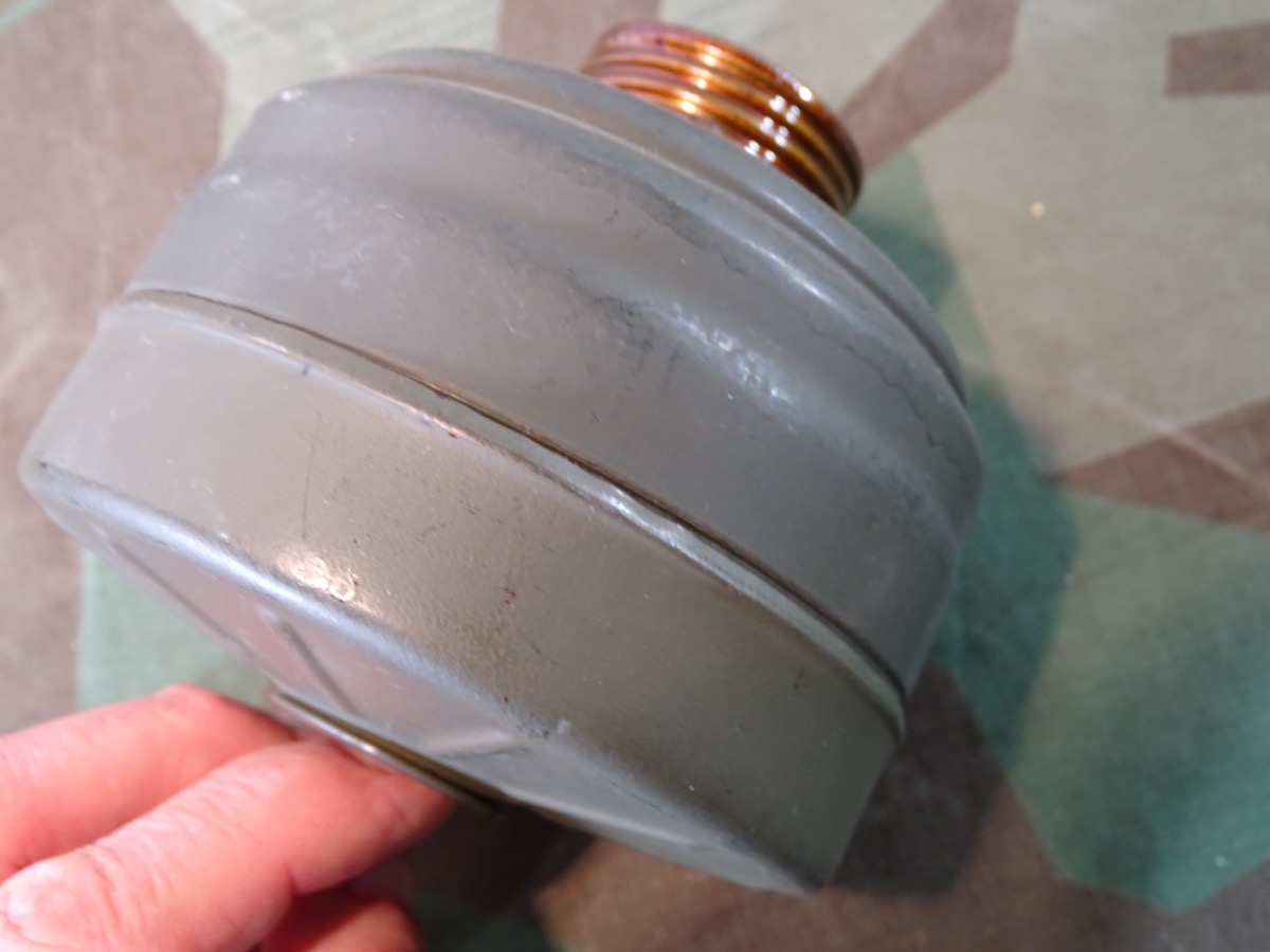 Gasmasken Filter FE 41 Wehrmacht, unbenutzt, beide Verschlusskappen, 1944, WaA, Hersteller fcc aus Sachsen